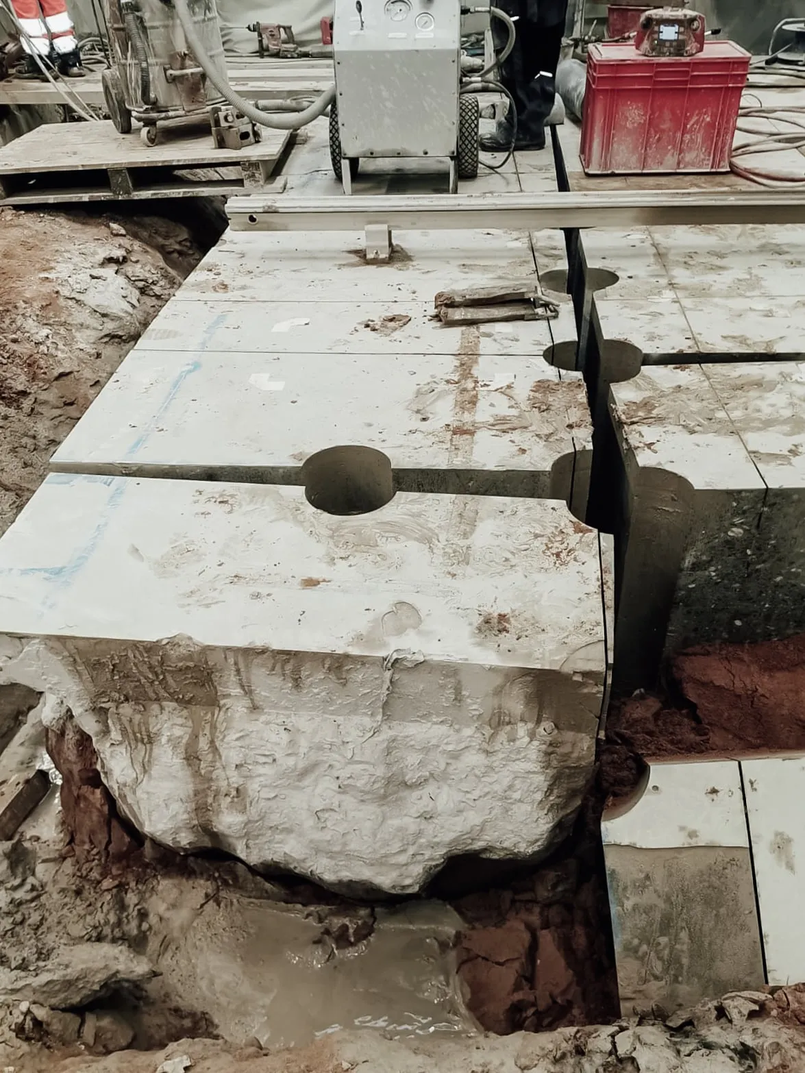 Abgetrennter Betonblock unterhalb einer Betonplatte nach dem Pressvorgang