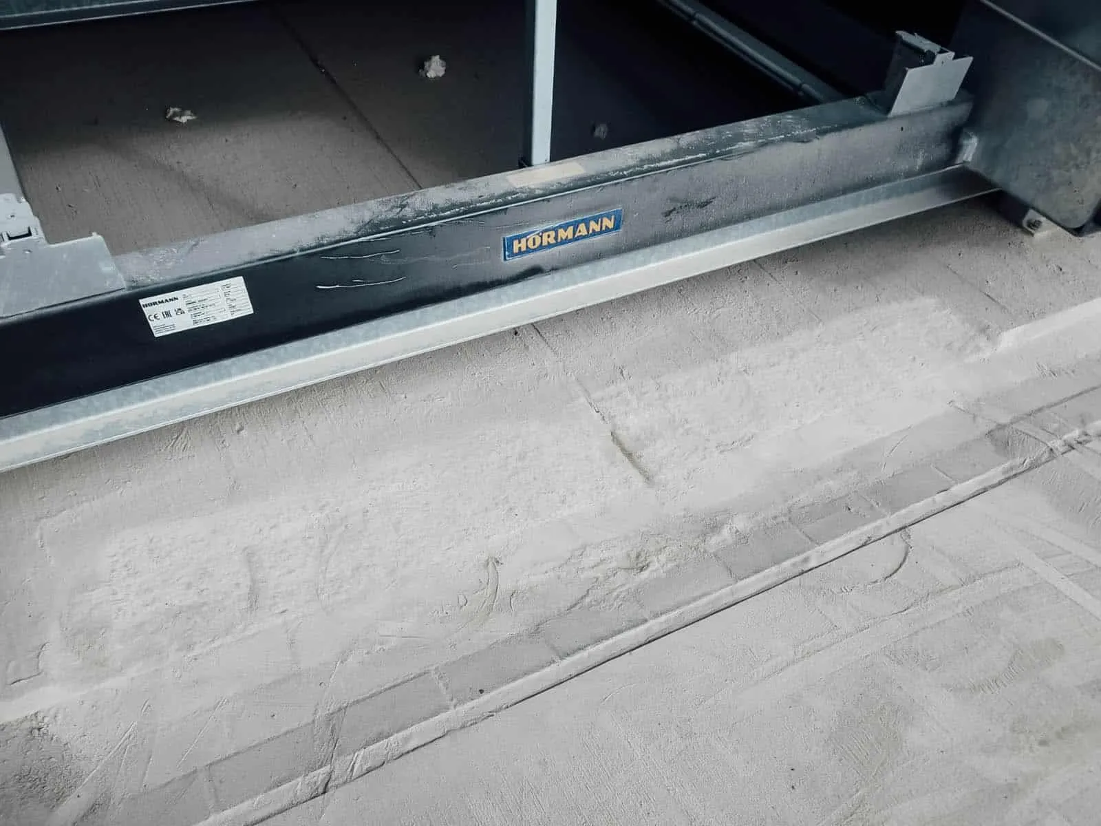 Geschliffene Betonfläche in einer Industriehalle, im Hintergrund eine Stahlkonstruktion