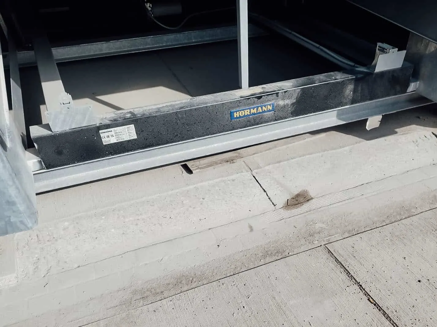 Hallenboden aus Beton an einer Stahlkonstruktion nach dem Schleifen