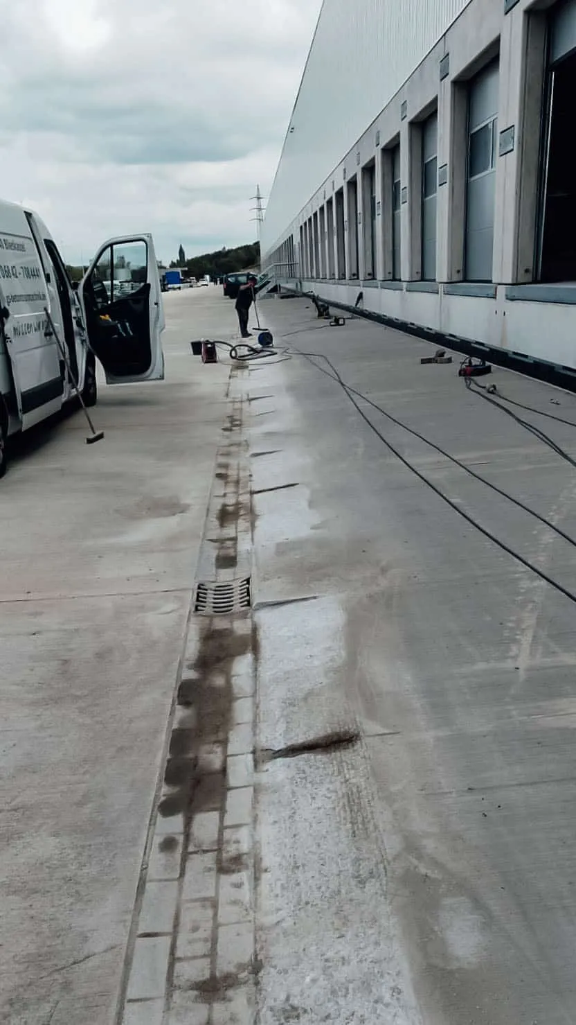 Großflächig geschliffene Betonfläche im Außenbereich