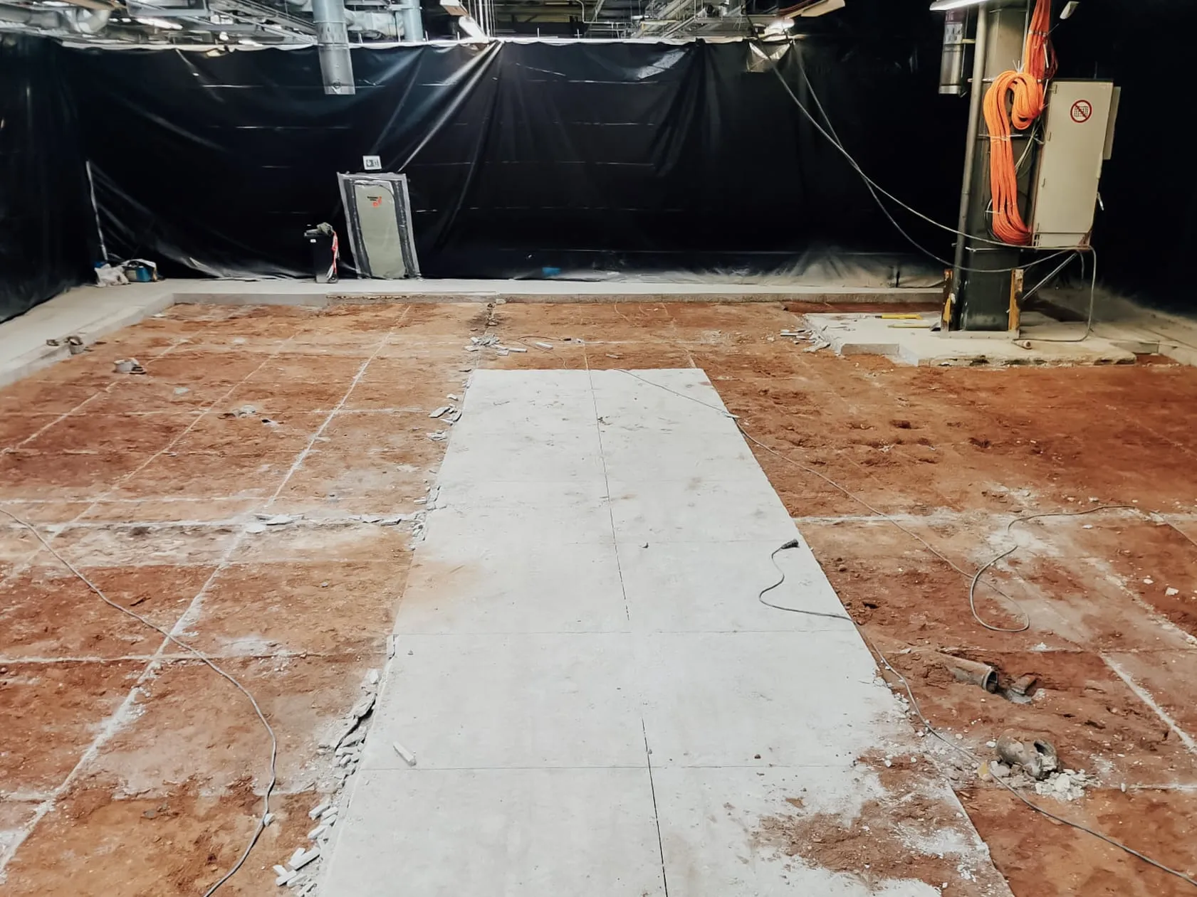 Ausgeschnittener Streifen in einem Hallenboden aus Beton