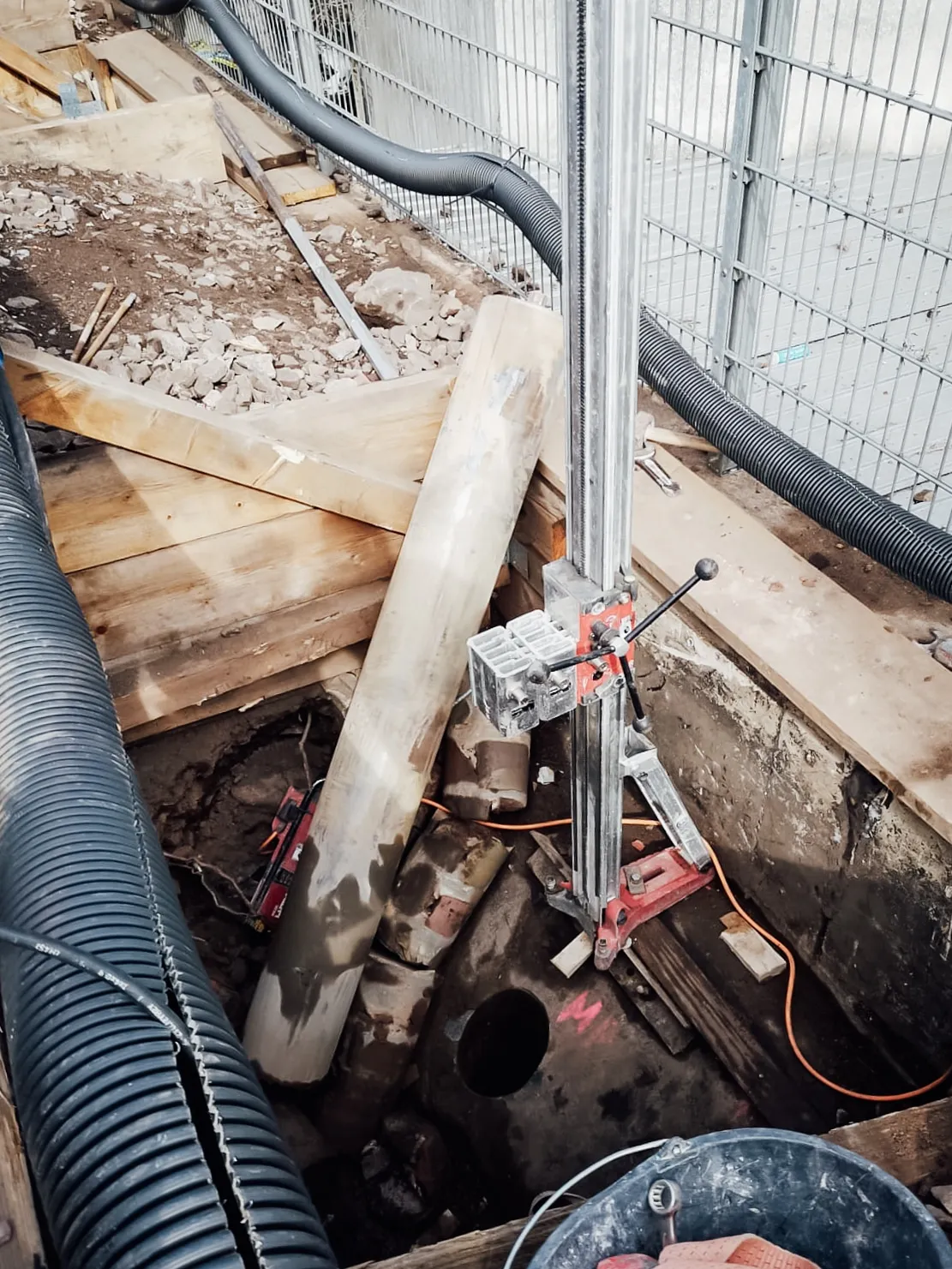 Kernbohrgerät in einer Baugrube neben einem bereits eingeschobenen Rohr