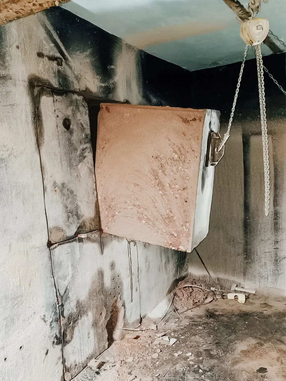 Freigetrenntes Betonteil hängt gesichert in der entstandenen Wandöffnung