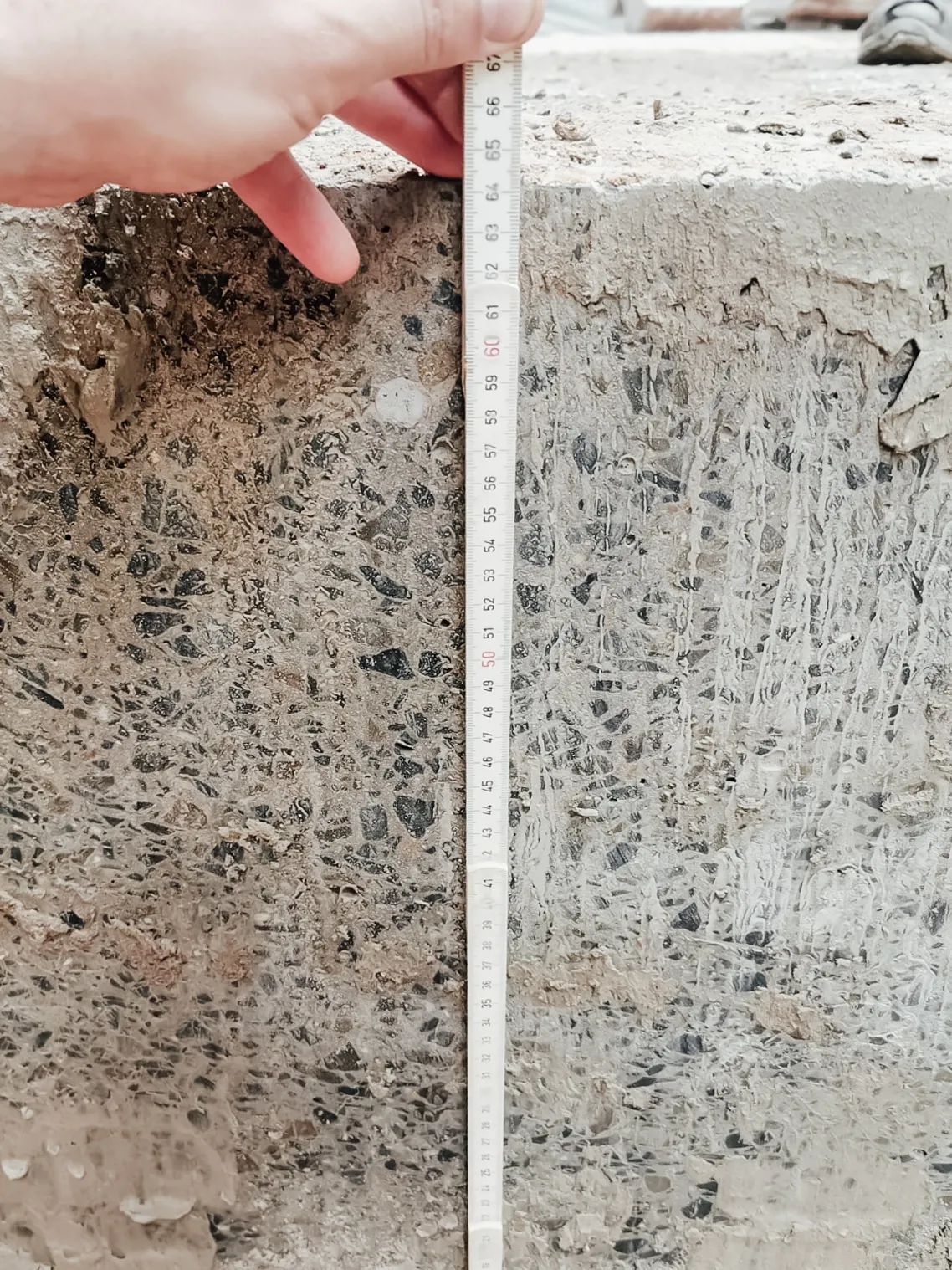 Zwei aufeinandertreffende Schnittflächen in einer Betonwand