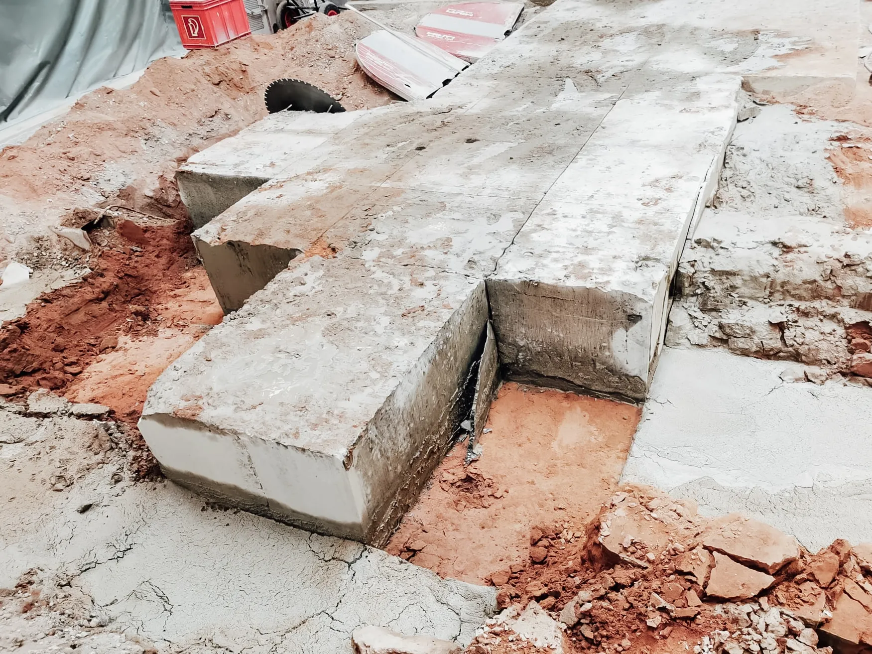Herausgetrennte Betonbalken liegen auf dem Baustellengelände
