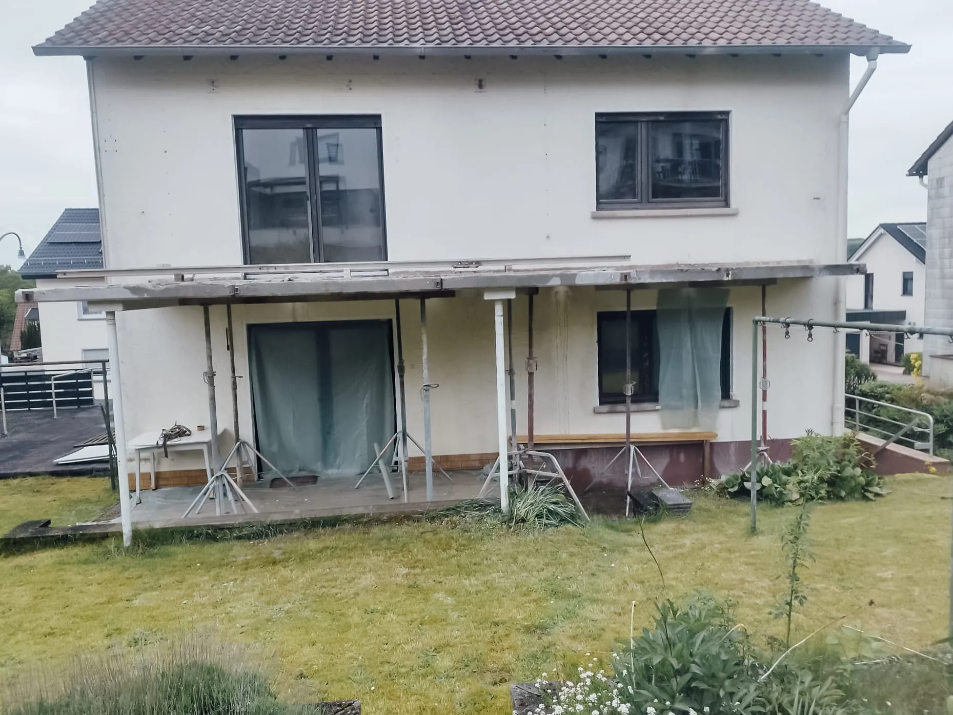 Wohnhaus mit Balkonen, an dem Betontrennarbeiten ausgeführt wurden